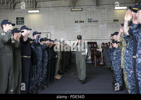 NORFOLK, Virginia (14 maggio 2018) - Lt. La Cmdr. Dan Papa, da Havelock, North Carolina, assegnato alla USS Gerald Ford (CVN 78), restituisce il saluto da Ford quadrato di poppa come egli è registrata a terra. Foto Stock