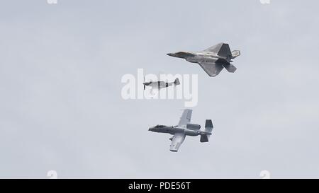 Un A-10 Thunderbolt II (fondo), un P Mustang (centrale), e un F Raptor (superiore), volare in formazione durante il Tampa Bay AirFest 2018 ospitato presso MacDill Air Force Base Fla., 12-13 maggio 2018. Questo patrimonio programma di volo presenta l'evoluzione degli STATI UNITI Air Force potenza aerea da battenti odierna fighter aircraft accanto al vintage degli aerei da caccia. Foto Stock