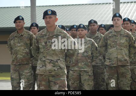 Stati Uniti I soldati assegnati al 3° Brigata Combat Team (3BCT), XXV Divisione di Fanteria (25ID); la XXIX brigata di fanteria combattere Team (29IBCT), Hawaii esercito nazionale Guard (HIARNG); 426th gli affari civili battaglione, California Army National Guard (CARNG) ascoltare le osservazioni di apertura durante la cerimonia di apertura di Tiger Balm 18 al 298reggimento, multifunzione unità di formazione (MFTU), regionale Training Institute (RTI), Waimanalo, Hawaii, il 14 maggio 2018. Tiger Balm è un bilaterale annuale di esercizio militare progettato per migliorare il rapporto professionale, Combat Readiness e interoperabilità betwee Foto Stock