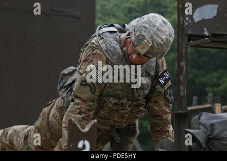 Sgt. 1. Classe Terrance Widmer, nativo di Ancona, IL, assegnato alla seconda divisione di fanteria, esegue una sfida fisica durante la sollecitazione shoot evento durante l'Ottava Armata miglior guerriero Competition, tenutosi a Camp Casey, Repubblica di Corea, 14 maggio. L'Ottava Armata BWC riconosce e seleziona il più qualificato junior arruolato e non ufficiale incaricato di rappresentare Ottava Armata presso l'U.S. Pacifico esercito guerriero migliore concorrenza a Schofield Barracks, HI, in giugno. Il concorso si riconoscono anche i più performanti officer, warrant officer e il coreano aumento per gli Stati Uniti Soldato dell'esercito presso il Foto Stock