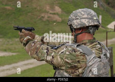 Warrant Officer Jonathan Myers, nativo di Allentown, PA, assegnato a 501Intelligenza militare brigata, impegna un bersaglio a stress shoot evento durante l'Ottava Armata miglior guerriero Competition, tenutosi a Camp Casey, Repubblica di Corea, 14 maggio. L'Ottava Armata BWC riconosce e seleziona il più qualificato junior arruolato e non ufficiale incaricato di rappresentare Ottava Armata presso l'U.S. Pacifico esercito guerriero migliore concorrenza a Schofield Barracks, HI, in giugno. Il concorso si riconoscono anche i più performanti officer, warrant officer e il coreano aumento per gli Stati Uniti Soldato dell'esercito presso il Foto Stock