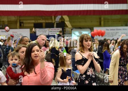 Le famiglie e gli amici di anticipare l'arrivo imminente di quasi 300 i paracadutisti a base comune del Elmendorf-Richardson Hangar 1 domenica 13 maggio. I soldati, U.S. Esercito dell Alaska quarta brigata di fanteria combattere Team (airborne), XXV divisione di fanteria, erano di ritorno da un periodo di nove mesi di deployment in Afghanistan a sostegno della libertà di funzionamento di Sentinel. (Esercito Foto Stock