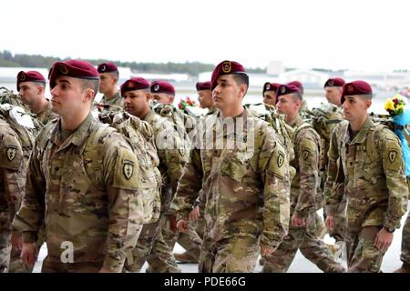 Quasi 300 paracadutisti, dalla U.S. Esercito dell Alaska quarta brigata di fanteria combattere Team (airborne), XXV divisione di fanteria, di ritorno da un periodo di nove mesi di deployment in Afghanistan a base comune del Elmendorf-Richardson Hangar 1 domenica 13 maggio. I soldati sono dispiegati in sostegno della libertà di funzionamento di Sentinel. (Esercito Foto Stock