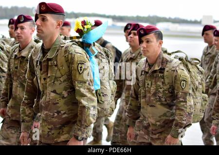 Quasi 300 paracadutisti, dalla U.S. Esercito dell Alaska quarta brigata di fanteria combattere Team (airborne), XXV divisione di fanteria, di ritorno da un periodo di nove mesi di deployment in Afghanistan a base comune del Elmendorf-Richardson Hangar 1 domenica 13 maggio. I soldati sono dispiegati in sostegno della libertà di funzionamento di Sentinel. (Esercito Foto Stock