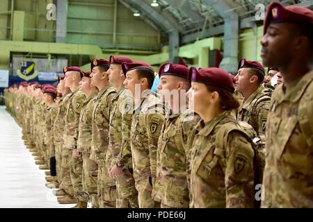 Quasi 300 paracadutisti, dalla U.S. Esercito dell Alaska quarta brigata di fanteria combattere Team (airborne), XXV divisione di fanteria, di ritorno da un periodo di nove mesi di deployment in Afghanistan a base comune del Elmendorf-Richardson Hangar 1 domenica 13 maggio. I soldati sono dispiegati in sostegno della libertà di funzionamento di Sentinel. (Esercito Foto Stock