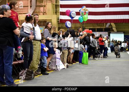 Famiglie, amici e un cucciolo di nome Ellie anticipare l'arrivo imminente di quasi 300 i paracadutisti a base comune del Elmendorf-Richardson Hangar 1 domenica 13 maggio. I soldati, U.S. Esercito dell Alaska quarta brigata di fanteria combattere Team (airborne), XXV divisione di fanteria, erano di ritorno da un periodo di nove mesi di deployment in Afghanistan a sostegno della libertà di funzionamento di Sentinel. (Esercito Foto Stock