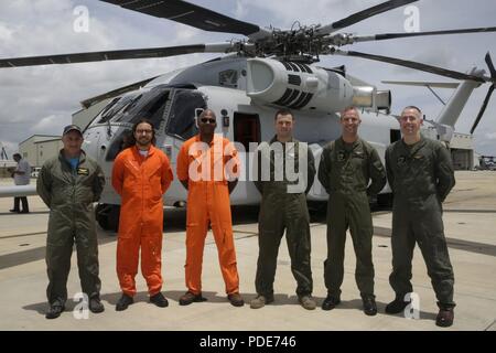 L'equipaggio di volo si raccoglie attorno al primo CH-53K re stallone al Marine Corps Air Station New River, Carolina del Nord, 16 maggio 2018. Il velivolo è la consegna a MCAS New River segna un altro su-tempo fase cardine per gli Stati Uniti Marine Corps' futuro heavy-lift programma di elicottero. Il personale con Marine Prova di funzionamento e valutazione Squadron 1 porterà l'CH-53K nella supportabilità del piano di test, dove si effettuerà una valutazione di carattere logistico per la manutenzione, il supporto e il livello complessivo di supporto logistico del re stallone. CH-53K è destinata a sostituire la Marine Corps' flotta di CH-53E heavy-lift Foto Stock