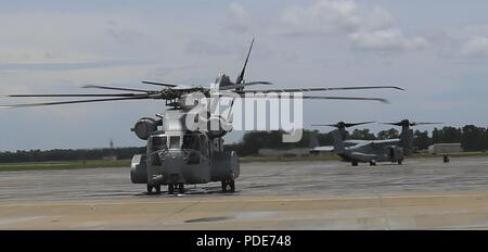 Il primo CH-53K re stallone taxi in tutta la linea di volo al Marine Corps Air Station New River, Carolina del Nord, 16 maggio 2018. I velivoli consegna a MCAS New River segna un altro su-tempo fase cardine per gli Stati Uniti Marine Corps' futuro heavy-lift programma di elicottero. Il personale con Marine Prova di funzionamento e valutazione Squadron 1 porterà l'CH-53K nella supportabilità del piano di test, dove si effettuerà una valutazione di carattere logistico per la manutenzione, il supporto e il livello complessivo di supporto logistico del re stallone. CH-53K è destinata a sostituire la Marine Corps' flotta di CH-53E heavy-lift egli Foto Stock