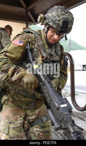 Warrant Officer Jonathan Myers, nativo di Allentown, PA, assembla un M240 mitragliatrice al giorno stakes sfida durante l Ottava Armata 2018 miglior guerriero Competition, tenutosi a Camp Casey, Repubblica di Corea, 17 maggio. L'Ottava Armata BWC è tenuto a riconoscere e a selezionare i più qualificati junior arruolato e non ufficiale incaricato di rappresentare Ottava Armata presso l'U.S. Pacifico esercito guerriero migliore concorrenza a Schofield Barracks, HI, in giugno. Il concorso si riconoscono anche i più performanti officer, warrant officer e il coreano aumento per gli Stati Uniti Soldato dell'esercito all'Ottava Armata l Foto Stock