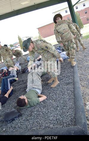FORT CARSON, Colo. - Futuro soldati eseguire solleva la gamba sotto lo sguardo vigile di 415th Reggimento di Fanteria trapanare sergenti come parte della loro preparazione fisica della formazione durante il Soldato Futuro Mega evento Maggio 12, 2018 a Pershing campo. ( Foto Stock