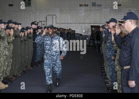 NORFOLK, Virginia (17 maggio 2018) - Lt. Travon Adderly restituisce il saluto di USS Gerald Ford (CVN 78) marinai come egli si diparte la nave per il suo comando successivo. Foto Stock