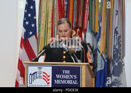 Master Sgt. Meghann Viggiani offre un discorso a nome delle cinque servicewomen riconosciuto alla donna nella corona militare la cerimonia di posa, sponsorizzato dal Congressional Caucus per le questioni femminili, Arlington, Virginia, 17 maggio 2018. Viggiani, riconosciuto per il suo coraggio e risultati professionali, è il capo di logistica a caserma marini Washington, e fu il Marine Corps' eccezionale femmina senior noncommissioned officer presso l'evento. La cerimonia annuale che si è tenuto presso le donne in servizio militare per l'America Memorial, onora le donne in tutti i rami del servizio militare. Foto Stock