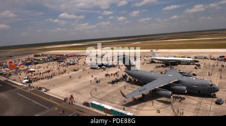 Persone di Laughlin Air Force Base in Texas, Del Rio, Texas, Ciudad Acuna, il Messico e la comunità circostante riuniti insieme per il 2018 Fiesta di volo open house e, airshow Laughlin Air Force Base in Texas, 12 maggio 2018. Le cerimonie ufficiali dato dei calci fuori alla airshow 12 p.m. Foto Stock