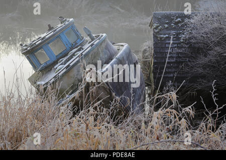 Frosty barca relitto, Richmond. Inverno mattina nello storico insediamento di pesca di Finn Slough Steveston vicino a Richmond, British Columbia, Canada. Foto Stock