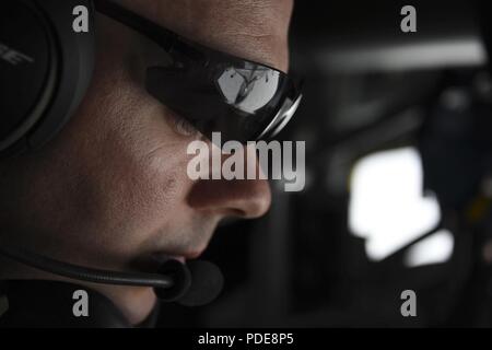 In Pennsylvania Air National Guardsman Master Sgt. Dan Moretti, un braccio operatore con la 171st Air Refuelling ala in Pittsburgh, allinea il braccio di un KC-135 aerei durante il mid-air refuelling con formazione di una NATO E-3un aeromobile, Maggio, 17, 2018. La missione è avvenuta una settimana prima del 25 anniversario del partenariato tra Stati Uniti Air National Guard e la NATO Airborne Early Warning e forza di comando. Foto Stock