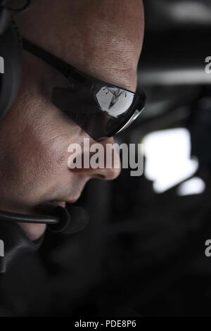 In Pennsylvania Air National Guardsman Master Sgt. Dan Moretti, un braccio operatore con la 171st Air Refuelling ala in Pittsburgh, allinea il braccio di un KC-135 aerei durante il mid-air refuelling con formazione di una NATO E-3un aeromobile, Maggio, 17, 2018. La missione è avvenuta una settimana prima del 25 anniversario del partenariato tra Stati Uniti Air National Guard e la NATO Airborne Early Warning e forza di comando. Foto Stock