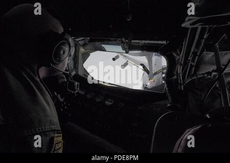 In Pennsylvania Air National Guardsman Master Sgt. Dan Moretti, un braccio operatore con la 171st Air Refuelling ala in Pittsburgh, allinea il braccio di un KC-135 aerei durante il mid-air refuelling con formazione di una NATO E-3un aeromobile, Maggio, 17, 2018. La missione è avvenuta una settimana prima del 25 anniversario del partenariato tra Stati Uniti Air National Guard e la NATO Airborne Early Warning e forza di comando. Foto Stock