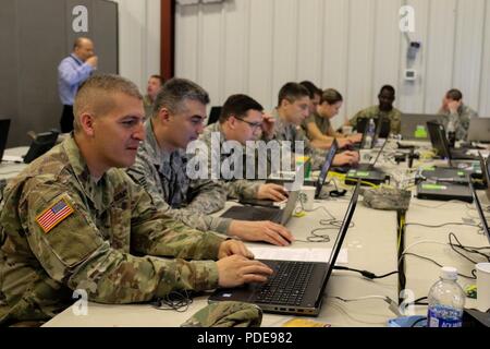 Soldati e aviatori di monitorare il traffico di rete per intrusione dannoso Maggio 18, 2018 a Cyber scudo 18, a due settimana di esercizio a Camp Atterbury, Ind. Maggio 18, 2018. L'evento riunisce più di 800 soldati, aviatori, enti statali e federali e i partner civili da 40 Stati e territori di mettere alla prova la loro abilità in risposta a cyber-incidenti. (Ohio National Guard Foto Stock