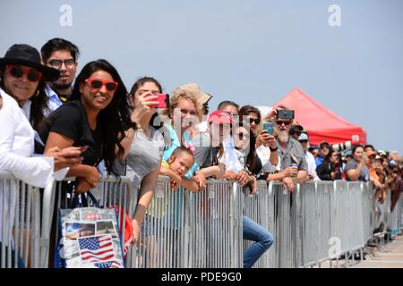 I partecipanti di Laughlin Air Force Base di Fiesta di volo open house airshow e guardare come esecutori navigare i cieli del Texas, 12 maggio 2018. Con più di 20.000 persone presenti, aeromobili da varie generazioni visualizzate le loro capacità dell'antenna. Foto Stock