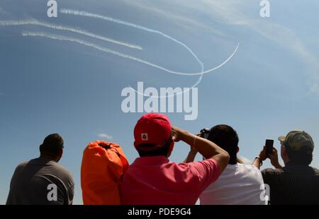 I partecipanti di Laughlin Air Force Base di Fiesta di volo open house airshow e guardare come esecutori navigare i cieli del Texas, 12 maggio 2018. Con più di 20.000 persone presenti, aeromobili da varie generazioni visualizzate le loro capacità dell'antenna. Foto Stock