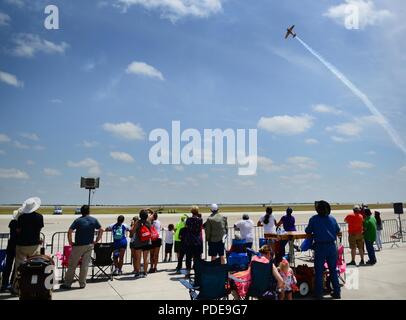 I partecipanti di Laughlin Air Force Base di Fiesta di volo open house airshow e guardare come esecutori navigare i cieli del Texas, 12 maggio 2018. Con più di 20.000 persone presenti, aeromobili da varie generazioni visualizzate le loro capacità dell'antenna. Foto Stock