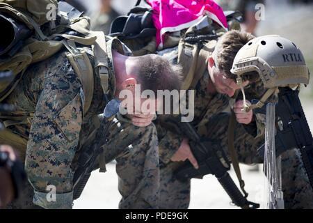 Sgt. Justin M. Logue, sinistra e Sgt. Scott C. Hunt, assistente di entrambi i team leader, Alfa Company, 1° Battaglione di ricognizione, si inginocchia davanti a un campo di battaglia cross durante la decima edizione della sfida Recon in Marine Corps base Camp Pendleton, California, 17 maggio 2018. Il Recon Challenge è aperta a tutte le ricognizioni Marines e marinai provenienti da tutto il mondo. Foto Stock