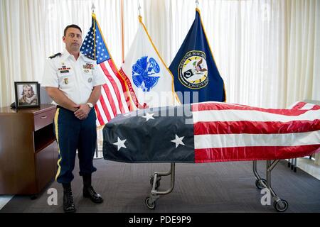 Stati Uniti Army Sgt. 1. Classe Nathan Austin, sorge dai resti del suo cugino perduto, U.S. Army Air Forces 2 Lt. Clarence E. Allen, prima del trasporto durante una catena di custodia evento al senatore Daniel K. Inouye centro di eccellenza su base comune Harbor-Hickam perla, Hawaii, 18 maggio 2018. Austin ha visitato la difesa POW/mia agenzia di contabilità (DPAA) come parte dei suoi compiti come la speciale U.S. Scorta armata per il suo cugino rimane in rotta verso il luogo del riposo finale per Allen in Al Cimitero Nazionale di Arlington. Allen, un P-47 pilota di aeroplani con la 395 Fighter Squadron, è stato dichiarato che manca in azione un Foto Stock