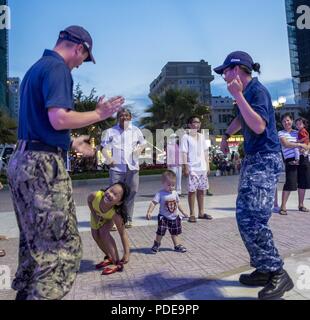 TRANG, Vietnam (18 maggio 2018) velisti assegnati ai militari di comando Sealift nave ospedale USNS misericordia (T-AH 19) per Pacific Partnership 2018 (PP18), danza con bambini vietnamiti durante un concerto da parte del governo degli STATI UNITI Flotta del Pacifico Band. PP18's missione è lavorare collettivamente con host e nazioni partner per migliorare l'interoperabilità a livello regionale di emergenza e capacità di risposta, aumentare la stabilità e la sicurezza nella regione e favorire la nascita di nuove e durature amicizie in tutta la regione Indo-Pacifico. Pacific Partnership, ora nel suo tredicesimo iterazione, è la più grande multinazionale annuale assis umanitario Foto Stock