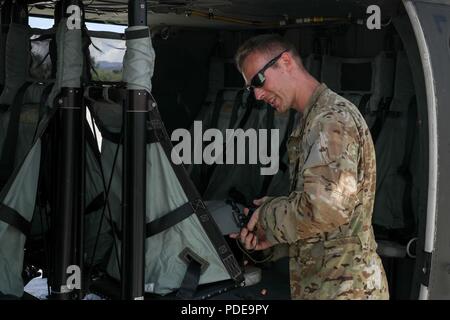 U.S Army Sgt. Jon Follett, un membro dell'equipaggio di volo con una società, 2° Battaglione, XXV Combattere la Brigata Aerea, XXV divisione di fanteria, ottiene la sua marcia pronto per una missione di addestramento sulla Fort Magsaysay, Filippine, Maggio 16, 2018 come parte di esercizio Balikatan. Questo volo mira ad aumentare la disponibilità e le funzionalità dei soldati del venticinquesimo combattimento Brigata Aerea. Esercizio Balikatan, nella sua trentaquattresima iterazione è un annuale U.S.-militari filippini esercizio di formazione incentrati su una varietà di missioni, comprese la fornitura di assistenza umanitaria e di soccorso in caso di catastrofe, la lotta contro il terrorismo e altri militari combinate opera Foto Stock