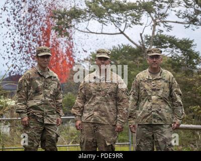 Col. Neal Mitsuyoshi, Briga. Gen. Kenneth Hara e Col. David Williamson, le Hawaii National Guard Joint Task Force 5-0 command team, stare di fronte ad un che eruttano lava fessura Maggio 18, 2018 a Leilani Estates, Pahoa, Hawaii. Joint Task Force 5-0 è stata assemblata e chiamato dal Governatore delle Hawaii David Ige, al fine di aiutare le vittime di un vulcano in corso focolaio attraverso l uso della guardia nazionale e active duty risorse. Foto Stock