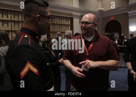 Larry Hinshaw parla con PFC. Jahaziel Gurrola-Gonzalez durante una serata Parade ricevimento al Marine Corps Reclutamento del comando 2018 aggiornamento allenatori a bordo Marine Corps Caserma Washington nel Distretto di Columbia, 18 maggio. Il Pullman Workshop istruisce circa 50 collegiata allenatori provenienti da tutta la nazione circa essenziale Marine Corps abilità di leadership e programmi che possono condividere con i loro atleti dello studente sulla base di di prima mano le esperienze. Hinshaw è un membro dell'American Pallavolo allenatori Association (AVCA), un'organizzazione che educa pallavolo allenatori, riconosce elite Foto Stock