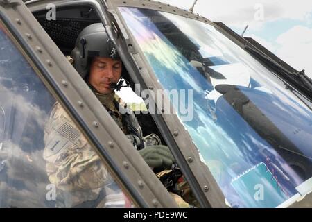 Stati Uniti Army Chief Warrant Officer 2 Theodore Kelso, un UH-60 Black Hawk pilota con una società, 2° Battaglione, XXV Combattere la Brigata Aerea, XXV divisione di fanteria, conduce controlli preflight in preparazione per una missione di addestramento sulla Fort Magsaysay, Filippine, Maggio 16, 2018 come parte di esercizio Balikatan. Questo volo mira ad aumentare la disponibilità e le funzionalità dei soldati del venticinquesimo combattimento Brigata Aerea. Esercizio Balikatan, nella sua trentaquattresima iterazione è un annuale U.S.-militari filippini esercizio di formazione incentrati su una varietà di missioni, comprese la fornitura di assistenza umanitaria e di soccorso in caso di catastrofe, co Foto Stock