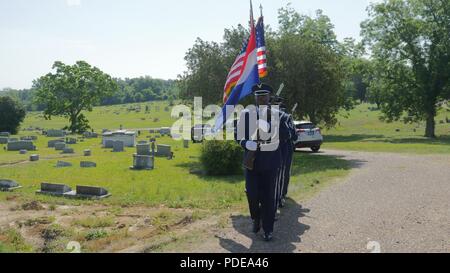 Avieri assegnato a Flowood's 172d Airlift Wing presente negli Stati Uniti e Paesi Bassi colori durante una commemorazione e cerimonia commemorativa per onorare il cap. Pieter A. Cramerus e l'olandese volantini presso il prato di cedro cimitero di Jackson, Miss., 19 maggio 2018. Cramerus, un pilota con le Indie orientali olandesi si riserva militare, era uno dei numerosi volantini olandese che ha addestrato con il Royal Netherlands militare Scuola di Volo a Hawkins campo aereo di Jackson durante la Seconda Guerra Mondiale. Foto Stock