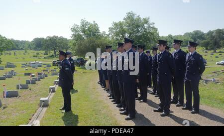 Avieri assegnato a Flowood's 172d Airlift Wing e la Royal Netherlands Air Force ascoltare commento durante una commemorazione e cerimonia commemorativa per onorare il cap. Pieter A. Cramerus e l'olandese volantini presso il prato di cedro cimitero di Jackson, Miss., 19 maggio 2018. Cramerus, un pilota con le Indie orientali olandesi si riserva militare, era uno dei numerosi volantini olandese che ha addestrato con il Royal Netherlands militare Scuola di Volo a Hawkins campo aereo di Jackson durante la Seconda Guerra Mondiale. Foto Stock