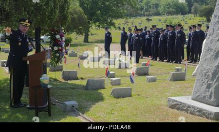 Il Mag. Gen. Janson D. Boyles, l aiutante generale del Mississippi, parla durante una commemorazione e cerimonia commemorativa per onorare il cap. Pieter A. Cramerus e l'olandese volantini presso il prato di cedro cimitero di Jackson, Miss., 19 maggio 2018. Cramerus, un pilota con le Indie orientali olandesi si riserva militare, era uno dei numerosi volantini olandese che ha addestrato con il Royal Netherlands militare Scuola di Volo a Hawkins campo aereo di Jackson durante la Seconda Guerra Mondiale. Foto Stock