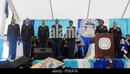 (Da sinistra a destra) Cadet Charles Moorehead, Cadet Ruben DPaula, Cadet Rasheed Escobar, Cadet Kevin Nicholas e Cadet Zhane Proctor sono riconosciuto durante la loro cerimonia di messa in esercizio da Brig. Gen. Deborah Y. Howell, l aiutante generale, Virgin Islands National Guard, presso l'Università di Isole Vergini su St. Croix. Questa cerimonia di messa in esercizio rappresenta il culmine di anni di studio che ha portato a UVI cadetti diventando sottufficiali. Foto Stock