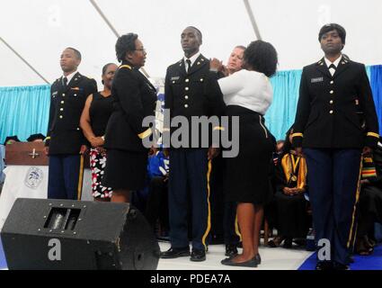 Cadet Kevin Nicholas viene segnato il rango di secondo tenente durante la cerimonia di messa in funzione tramite la sua madre e Briga. Gen. Deborah Y. Howell, l aiutante generale, Virgin Islands National Guard, presso l'Università di Isole Vergini su St. Croix. Questa cerimonia di messa in esercizio rappresenta il culmine di anni di studio che ha portato a UVI cadetti diventando sottufficiali. Foto Stock