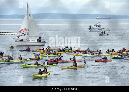 Il Coast Guard, a fianco di partner locali agenzie, monitorata dimostranti nei pressi di terminale 18 a Seattle, 20 maggio 2018. Il kayak e attivisti alle imbarcazioni lanciato da Alki Beach in West Seattle in segno di protesta della Kinder Morgan pipeline. Stati Uniti Coast Guard Foto Stock