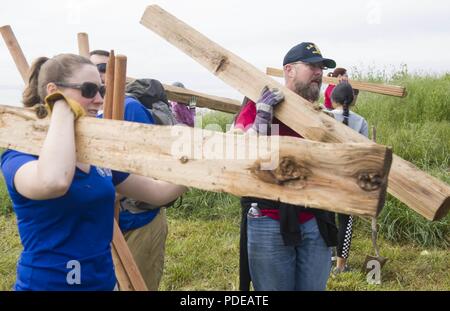 COUPEVILLE, nello Stato di Washington (20 maggio 2018) i volontari preparare per il traino di legname e gli attrezzi necessari fino il sentiero Bluff durante le Forze Armate giorno trail clean-up di Ebey's Landing National Historic Reserve. Le Forze Armate giorno progetto di volontariato è un annuale sforzo cooperativo tra numerose organizzazioni per fornire il servizio di volontariato alla locale Parchi Nazionali servizio a Ebey della Riserva nel tentativo di mantenere il punto di riferimento storico. Foto Stock