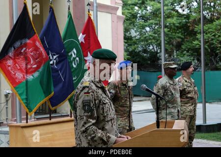 KABUL, Afghanistan (20 maggio 2018) - personale militare e civile che ha supportato la NATO-led supporto risoluto missione durante la loro distribuzione si sono aggiudicati la medaglia della NATO a sostegno risoluto quartier generale a Kabul, Afghanistan. (Sostegno deciso Foto Stock