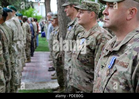 KABUL, Afghanistan (20 maggio 2018) - personale militare e civile che ha supportato la NATO-led supporto risoluto missione durante la loro distribuzione si sono aggiudicati la medaglia della NATO a sostegno risoluto quartier generale a Kabul, Afghanistan. (Sostegno deciso Foto Stock