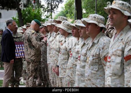 KABUL, Afghanistan (20 maggio 2018) - personale militare e civile che ha supportato la NATO risoluta missione di supporto durante la loro distribuzione si sono aggiudicati la medaglia della NATO a sostegno risoluto quartier generale a Kabul, Afghanistan. (Sostegno deciso Foto Stock