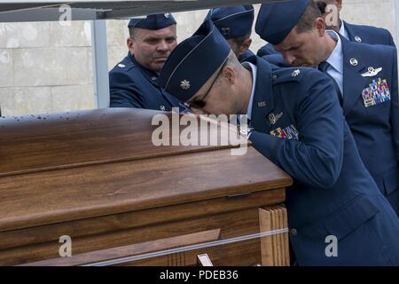 Stati Uniti Air Force Lt. Col. Raúl Nieves, 156Airlift Wing, Puerto Rico Air National Guard, dà un ultimo addio al compagno e wingman Bucanero, il Mag. Carlos Pérez Serra, 20 maggio 2018 a Puerto Rico Cimitero Nazionale, Bayamón, Puerto Rico. Pérez Serra è uno dei nove membri del personale navigante a bordo di un WC-130H, denominato "Rican 68' che si è schiantato al di fuori di Savannah, Ga. il 2 maggio 2018. Foto Stock