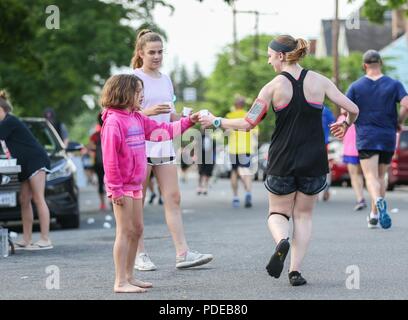 Volontari mano fuori acqua ai partecipanti della undicesima edizione del Marine Corps metà storico (MCHH) eseguito in Fredericksburg, Va., 20 maggio 2018. Il MCHH attrae oltre 8.000 partecipanti e comprende il diavolo cane doppia e Marine Corps semper 5ive gare. Foto Stock