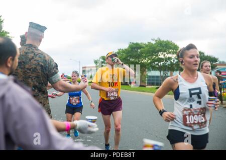 I partecipanti della Semper 5ive gara della undicesima edizione del Marine Corps metà storico (MCHH) eseguire passato un punto di acqua in Fredricksburg, Va., 20 maggio 2018. Il MCHH attrae oltre 8.000 partecipanti e comprende il diavolo cane doppia e Marine Corps semper 5ive gare. Foto Stock