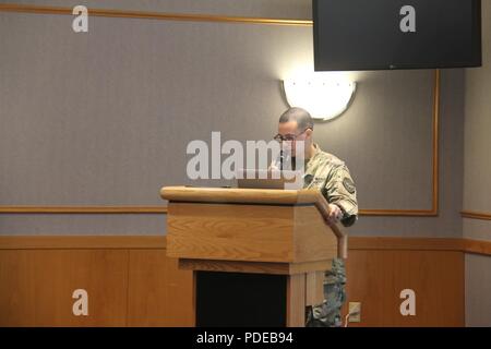 Il personale Sgt. Anthony Cintron con Fort McCoy in sede e Sede azienda parla durante la Asiatico-americano/Pacific Islander Heritage mese osservanza Maggio 17, 2018 a McCoy Centro Comunitario. Il tema scelto per il 2018 osservanza è "unire la nostra visione lavorando insieme". Foto Stock