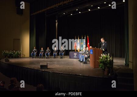 COLUMBUS, Ga. (21 maggio 2018) -- Brig. Gen. Christopher T. Donahue, U.S. Esercito Scuola di fanteria comandante presso la manovra di centro di eccellenza e Fort Benning, Georgia, amministra il giuramento di ufficio di cinque nuovi sottufficiali durante il Columbus State University di riserva per la formazione di ufficiali Corps molla cerimonia di messa in funzione, 18 maggio a Columbus, Georgia. Foto Stock