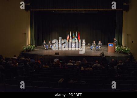 COLUMBUS, Ga. (21 maggio 2018) - Lt. Col. Carlos Serratura destra, cattedra di Columbus State University ROTC e professore di scienza militare, consiglia di nuova sottufficiali sulle qualità di leadership. La riserva degli ufficiali di corpi di formazione al Columbus State University in Columbus, Georgia, terrà una cerimonia di messa in esercizio il 18 maggio presso l'università, durante la quale cinque cadetti divenne ufficiali negli Stati Uniti Esercito. ( Foto Stock