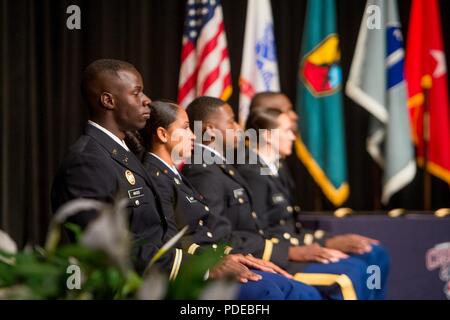 COLUMBUS, Ga. (21 maggio 2018) - Da sinistra, Cadetti William Akoo, Ashley Barnet, Timothy Brown, Savannah Miller e Allen riscatto del Columbus State University ROTC attendere per diventare ufficiali negli Stati Uniti Esercito. La riserva degli ufficiali di corpi di formazione al Columbus State University in Columbus, Georgia, terrà una cerimonia di messa in esercizio il 18 maggio presso l'università, durante la quale cinque cadetti divenne ufficiali negli Stati Uniti Esercito. Foto Stock