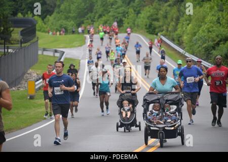 Raleigh, North Carolina - più di 400 corridori e Walkers hanno partecipato alla sesta annuale Minuteman Muster 5k e 8k gare supportato dalla Carolina del Nord la Guardia Nazionale Associazione in Raleigh, North Carolina, 19 maggio 2018. I proventi del supporto per eventi del North Carolina Guad Association, la Carolina del Nord la Guardia Nazionale Museo e l apprendimento centro di eccellenza. Foto Stock